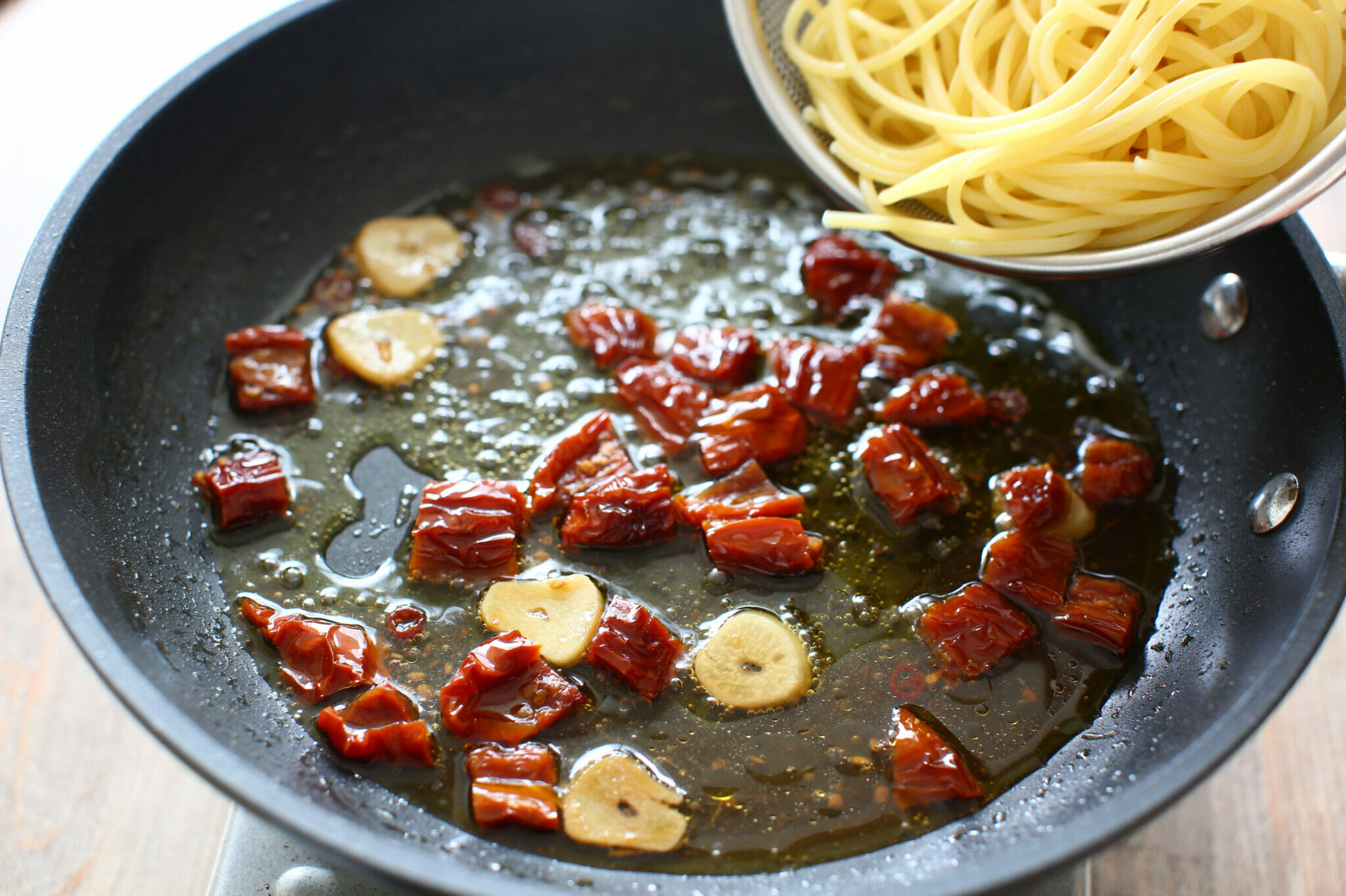 ライスヌードル、ドライトマト、パルメザンチーズ、バジル添えのレシピ