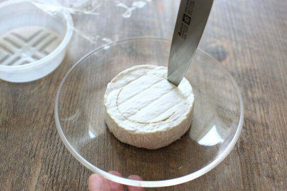 カマンベールチーズに包丁で切れ目を入れる