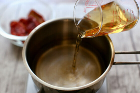 酢と水を鍋に入れて沸かす