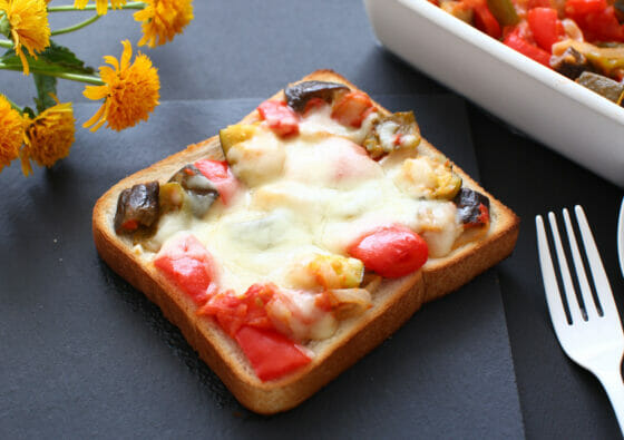 ラタトゥイユ×チーズで大満足！野菜たっぷりな贅沢トーストのレシピ。