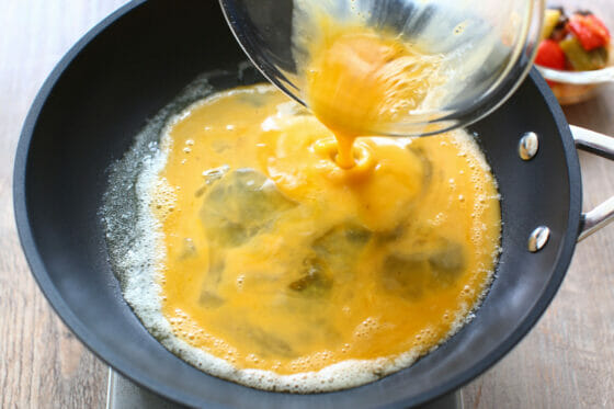 バターを溶かしたフライパンに卵液を流し入れる