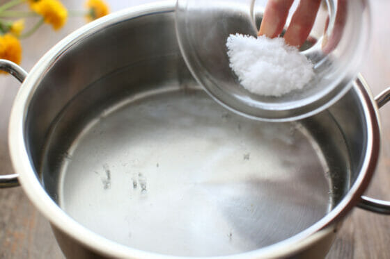 鍋に湯を沸かして塩を加える