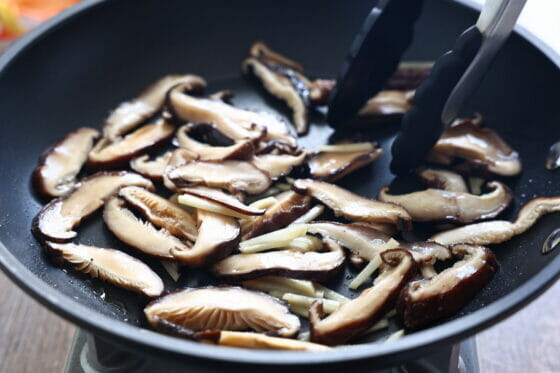 干し椎茸と生姜をごま油で炒める