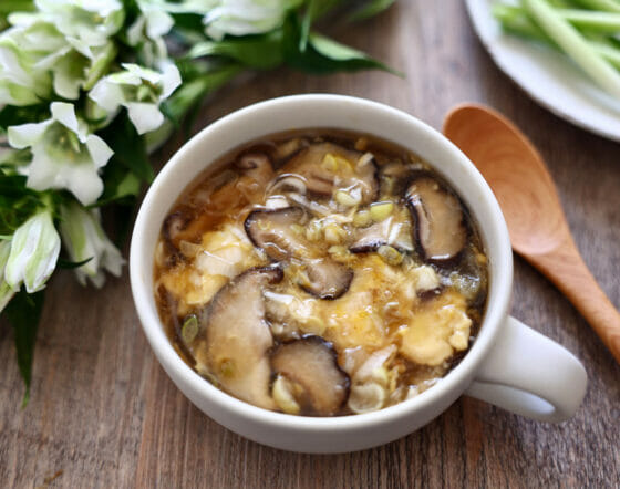 クセを抑えて旨味凝縮！しいたけスープのレシピ。卵とねぎで人気の中華風