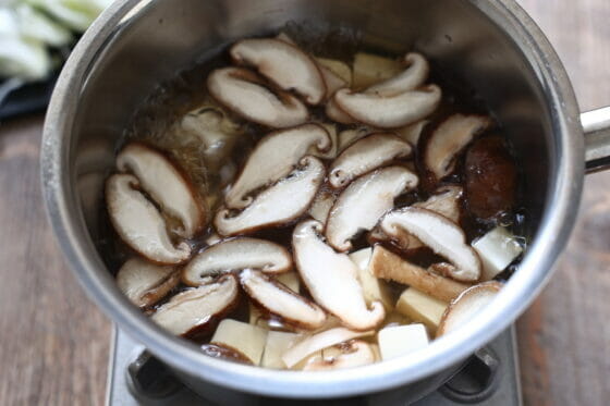 椎茸と豆腐をだし汁で煮る