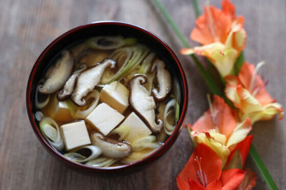 生椎茸の香り立つ！しいたけの味噌汁レシピ。豆腐とねぎも好相性。