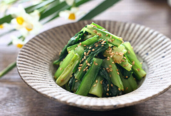 人気の韓国風おかず！小松菜ナムルのレシピ。ごま油＆鶏ガラで旨い。