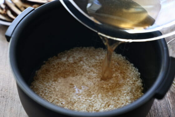 炊飯器に入れた米に調味料を加える