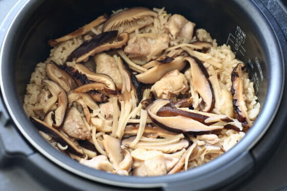 炊き上がった干し椎茸の炊き込みご飯