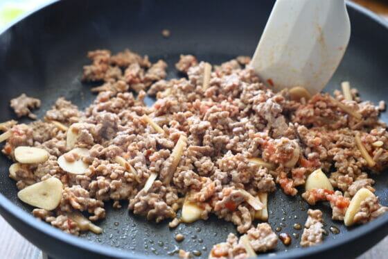 豚ひき肉と生姜とニンニクと豆板醤を炒める