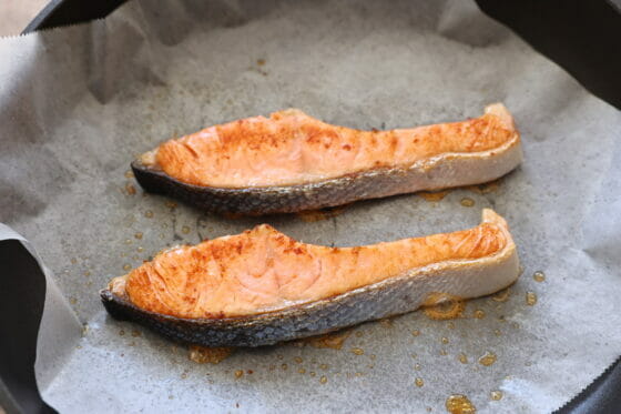 解凍した冷凍鮭のフライパンを使った焼き方