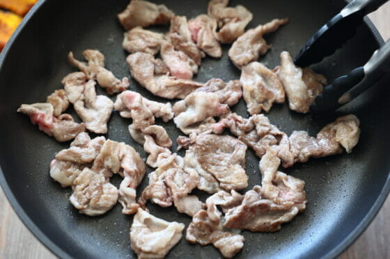 豚細切れ肉を焼く
