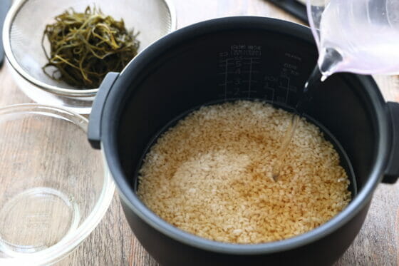 米に昆布の戻し汁と調味料と水を加える