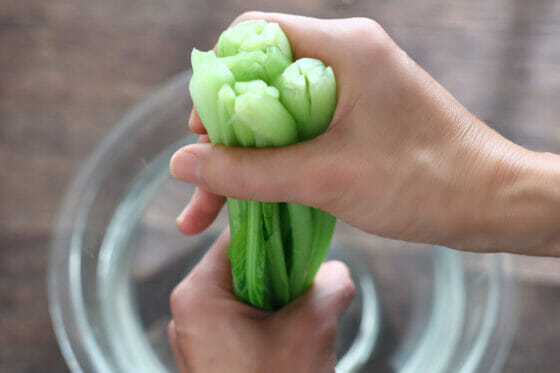 茹でた小松菜の水気を絞る