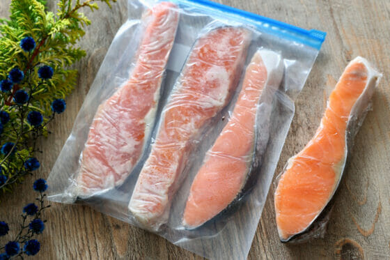 冷凍・冷蔵を使い分け！鮭の保存。塩鮭や生鮭を日持ちさせる方法を解説。