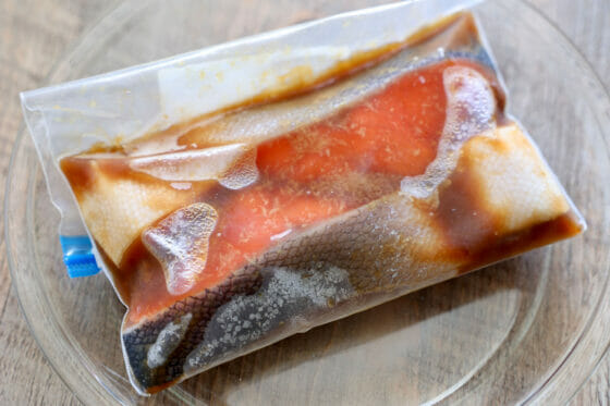 下味を付けて冷凍した鮭を解凍する