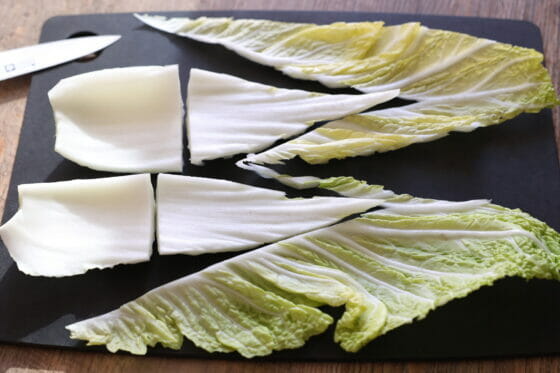 白菜の芯と葉を切り分ける