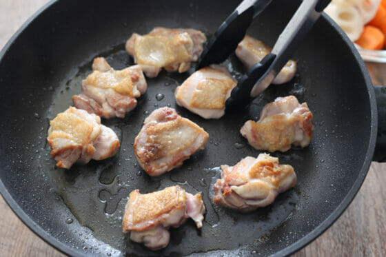 フライパンで鶏肉を炒める