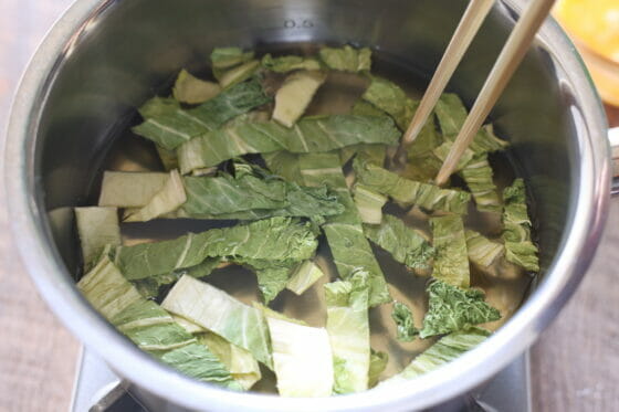 乾燥白菜（干し白菜）とだし汁を鍋に入れる
