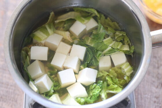 乾燥白菜（干し白菜）に豆腐を加える