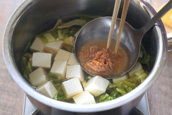 乾燥白菜（干し白菜）を煮たものに味噌を溶かす