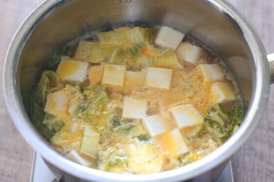 乾燥白菜（干し白菜）の味噌汁の卵を固める