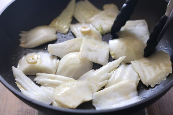 ごま油で干し白菜の芯を炒める