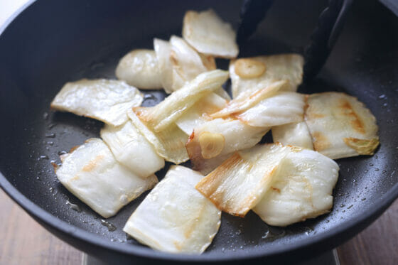 炒めた干し白菜に塩を振る