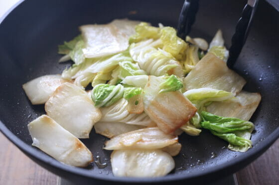 干し白菜の葉を加えてごま油で炒める