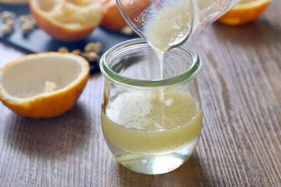 冷めた砂糖水に柚子果汁を混ぜて柚子シロップ原液を作る