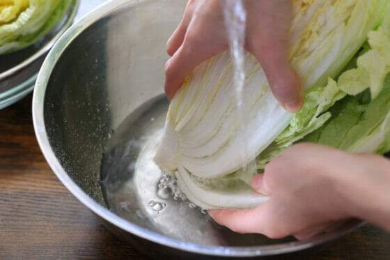 白菜を流水で洗う