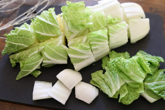 1/4株を丸ごと切れる！白菜のざく切り。一番簡単なやり方を解説。