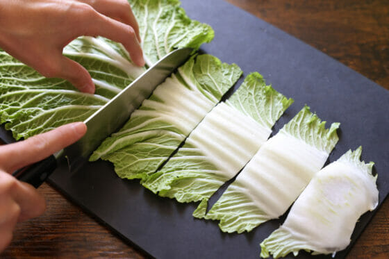 白菜を4〜5センチ幅に切る