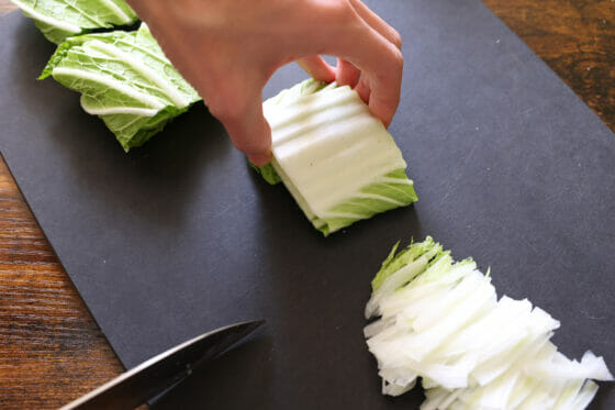 白菜の切れ端を重ねる