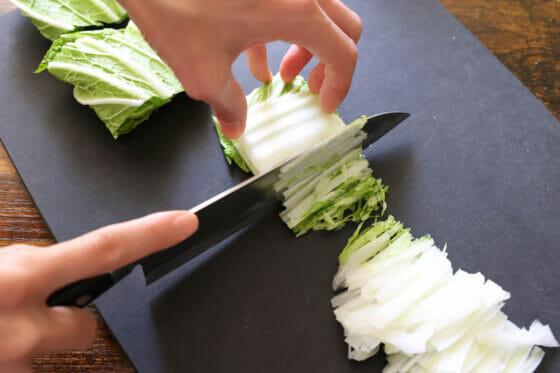 白菜をの芯を1〜2mm幅に切る