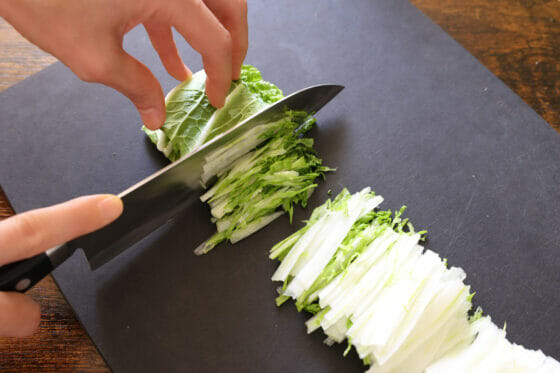 白菜の葉を1〜2mm幅に切る