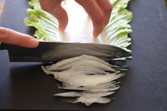 白菜を1〜2ミリ幅に切る
