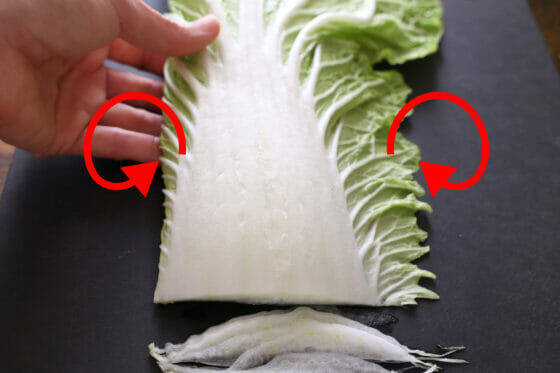 白菜の芯の両端の葉を芯の下に折り曲げる