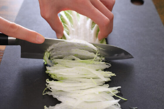 白菜の芯を1〜2mm幅に切る