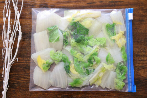 茹でた白菜を保存袋に入れる