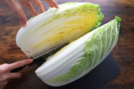 白菜を包丁で半分に切る