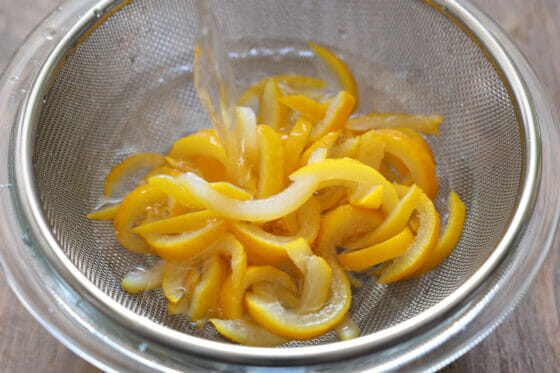 茹でた柚子の皮を洗う