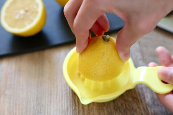 レモン果汁をレモン絞り器で絞る