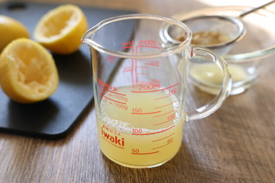レモン汁の量を計量カップではかる