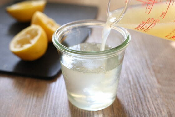 砂糖を溶かした液体にレモン汁を加える