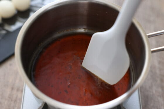 鍋に入れた醤油とみりんと砂糖と水を混ぜる