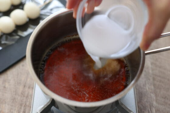 沸騰した調味料に水で溶いた片栗粉を加える