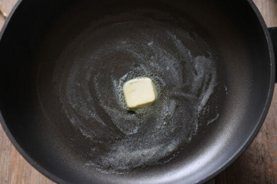 フライパンを火にかけてバターを溶かす
