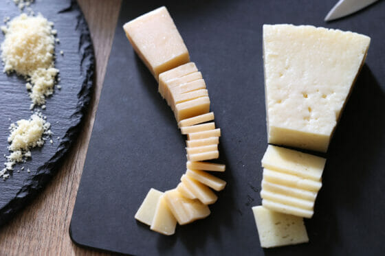 パルミジャーノチーズとペコリーノチーズを刻む