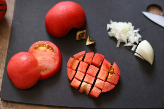 トマトと玉ねぎを切る